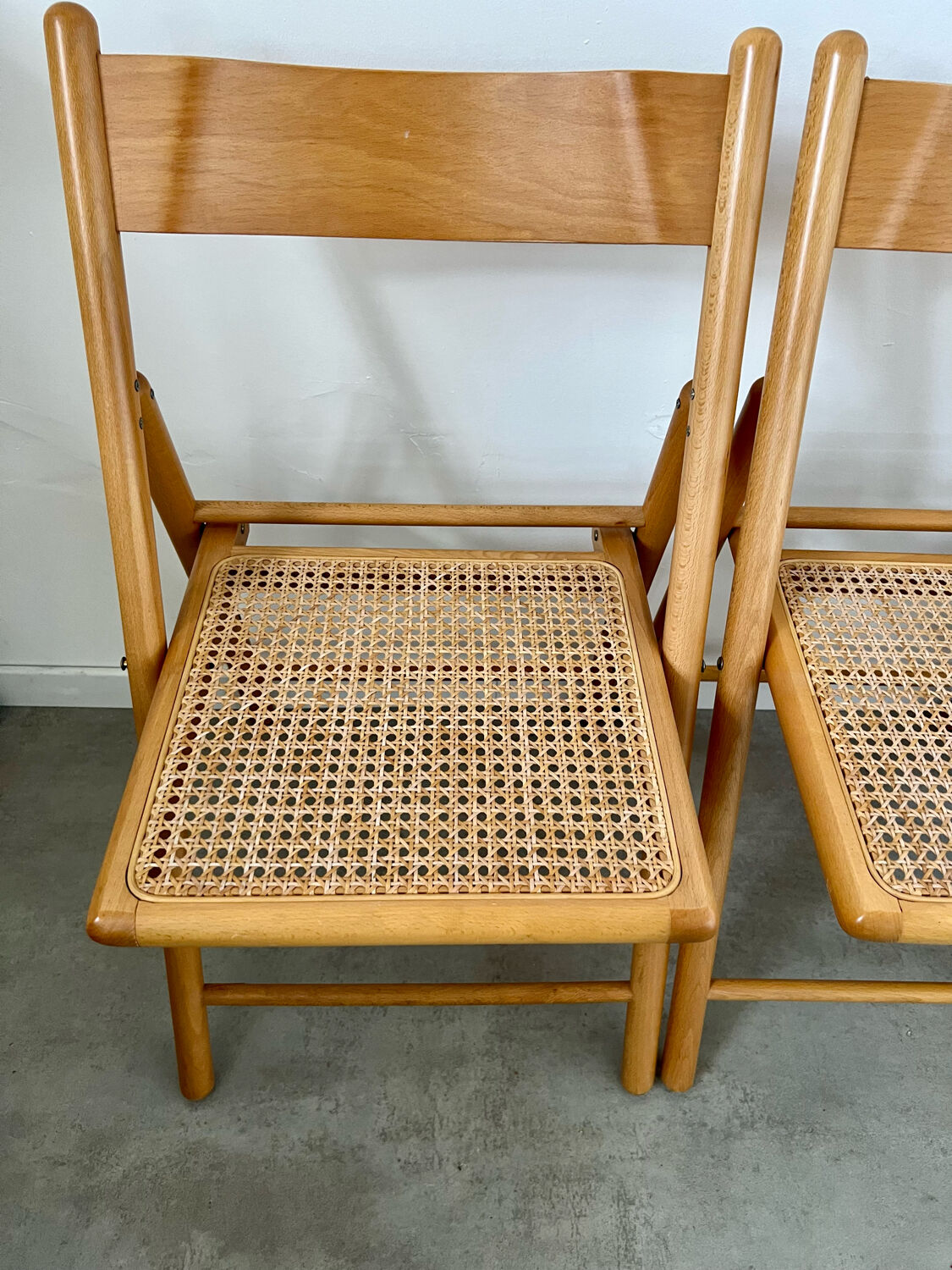 Lot 6 folding wooden chairs and vintage rattan canning year 60