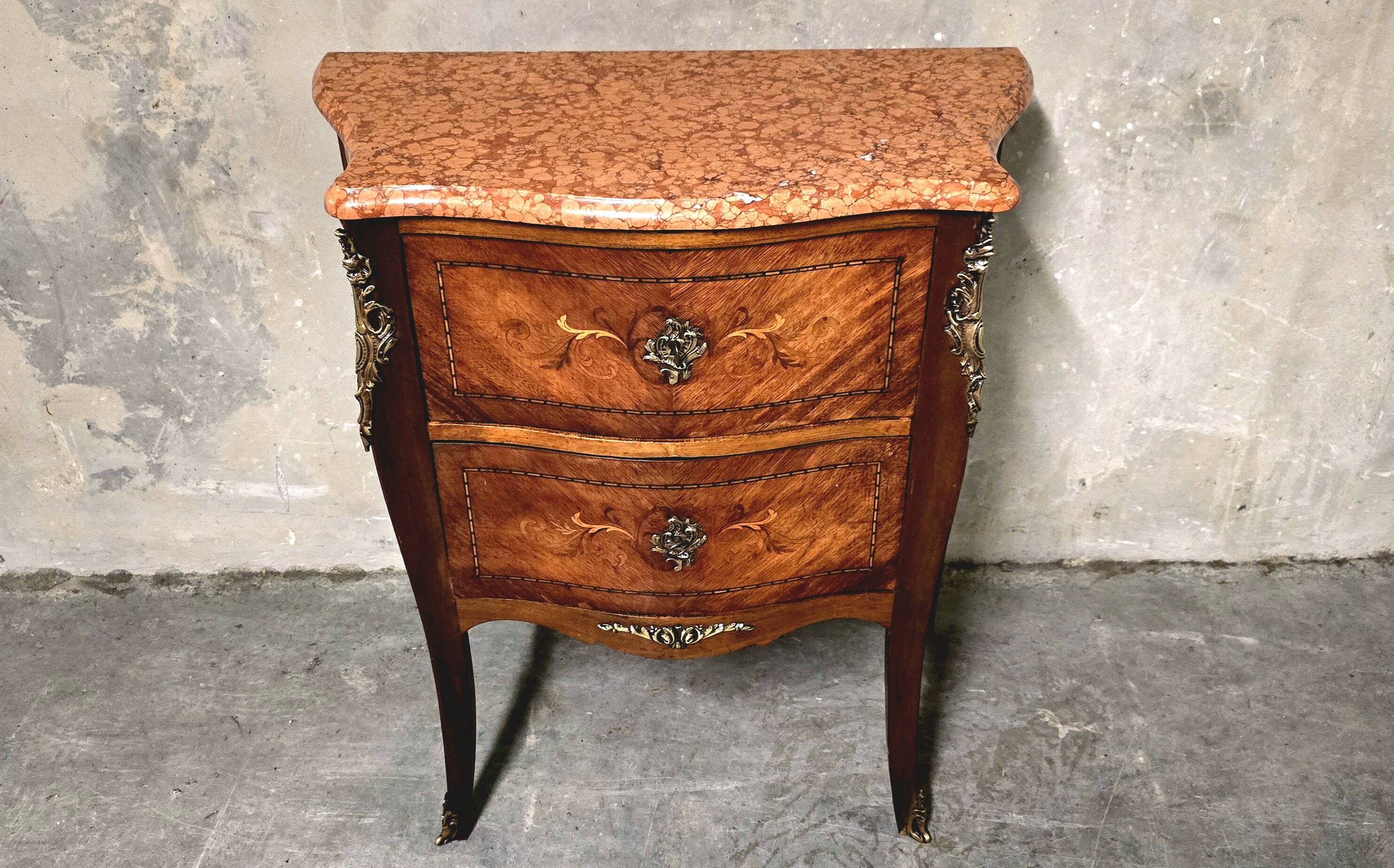 Louis XV style commode in rosewood marquetry, 20th century.