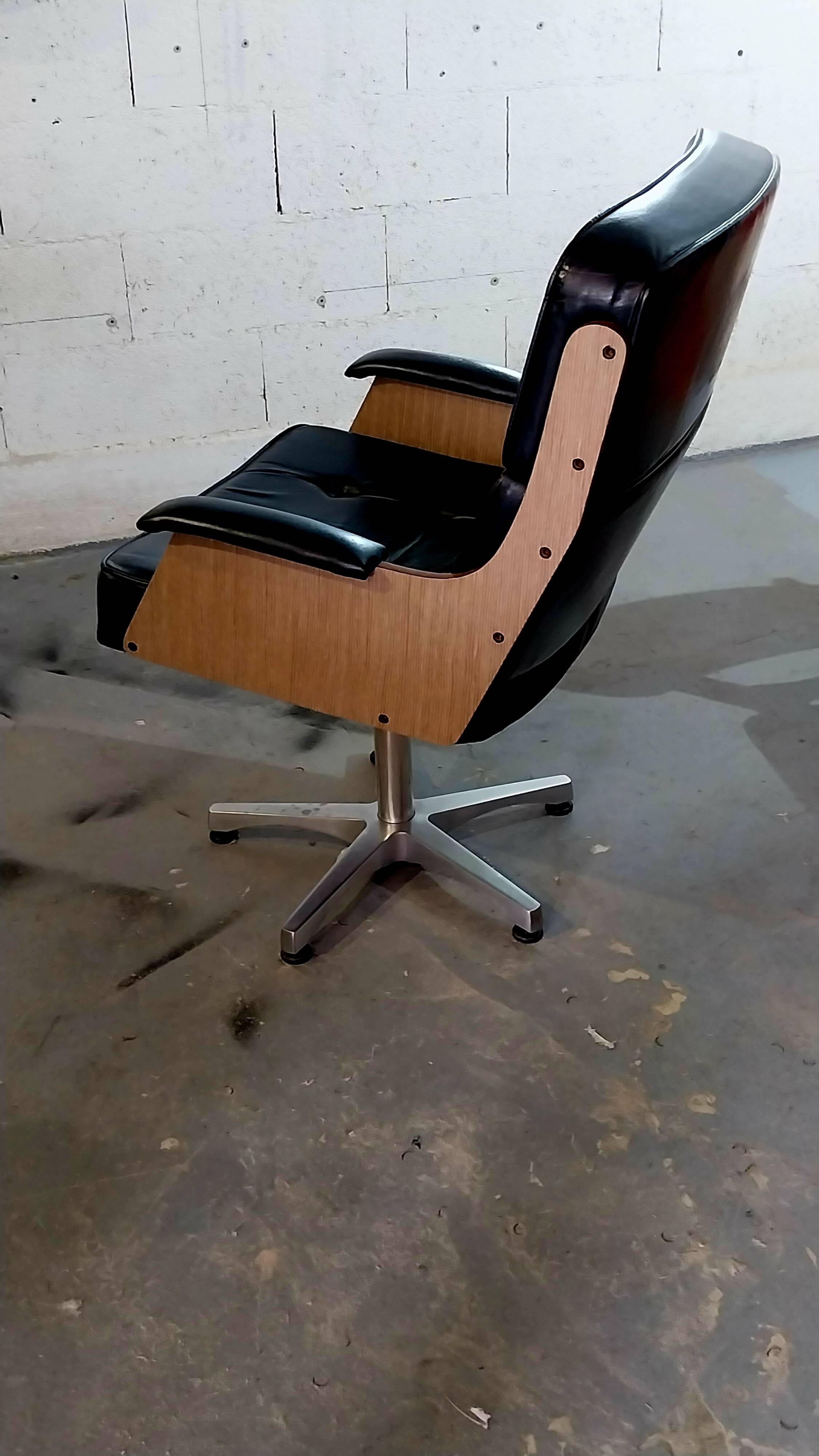 Pair of Italian armchairs 1960