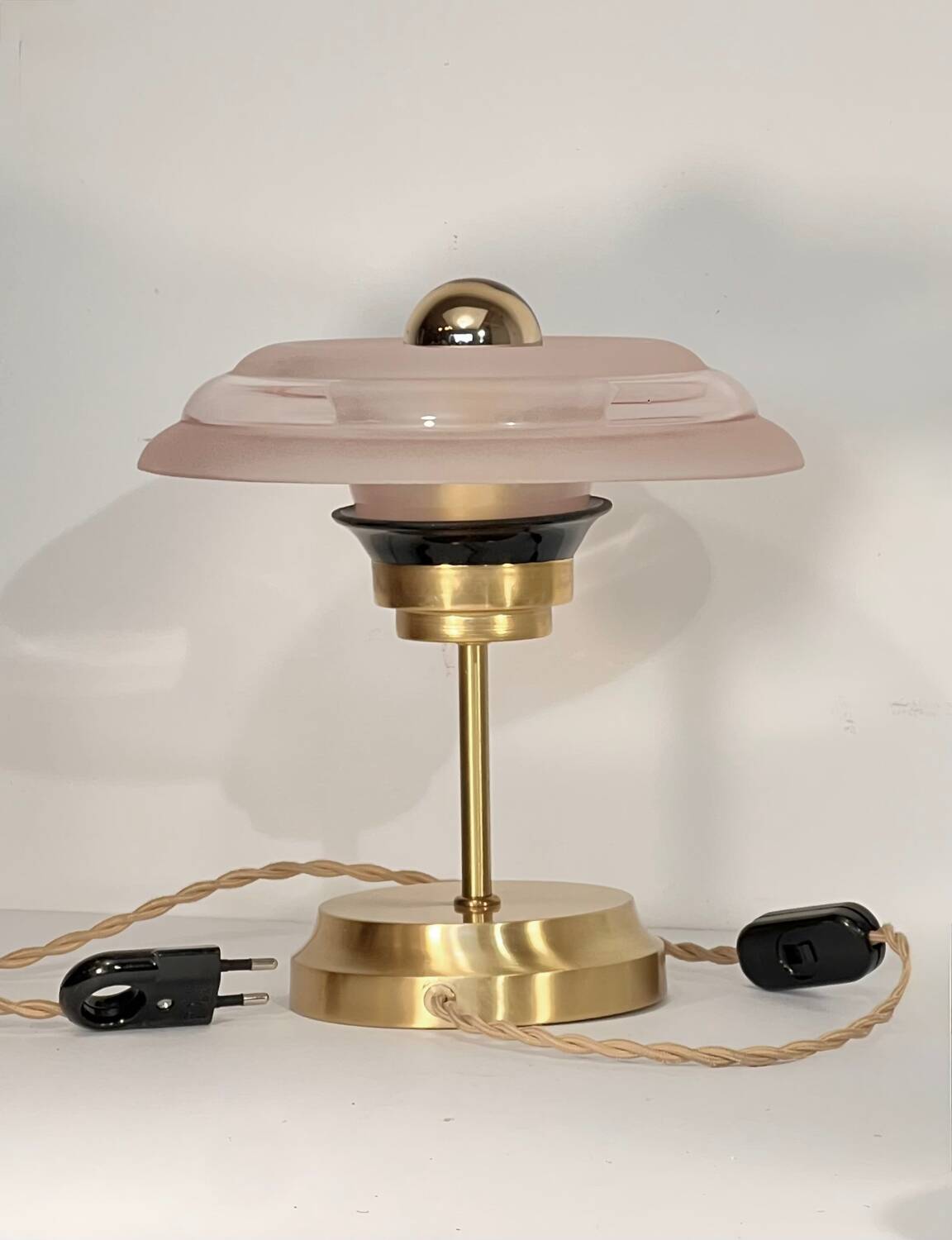 Pair of Art Deco bedside lamps in brass and engraved glass.