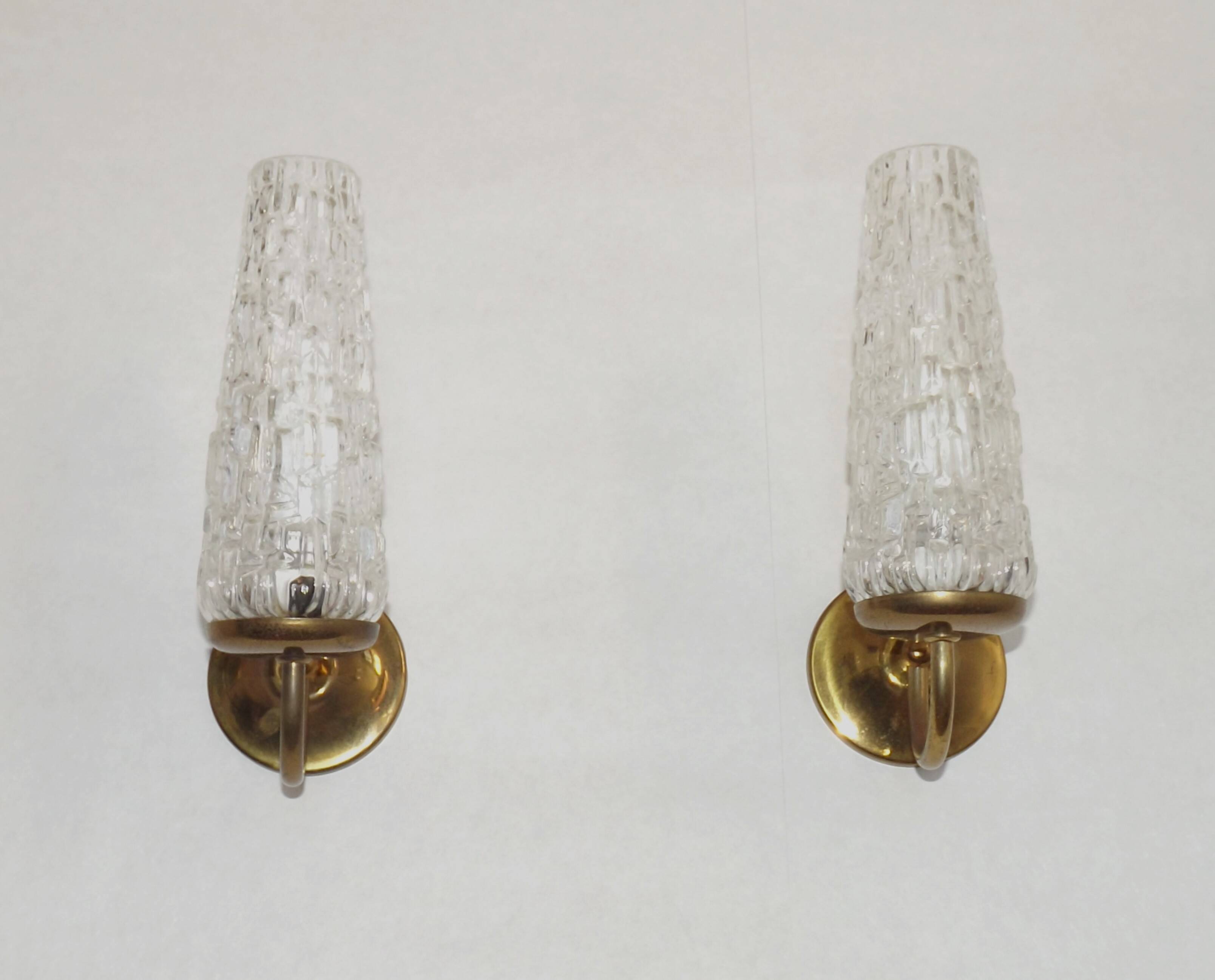 Paire d'appliques en métal doré et verre moulé, France vers 1960