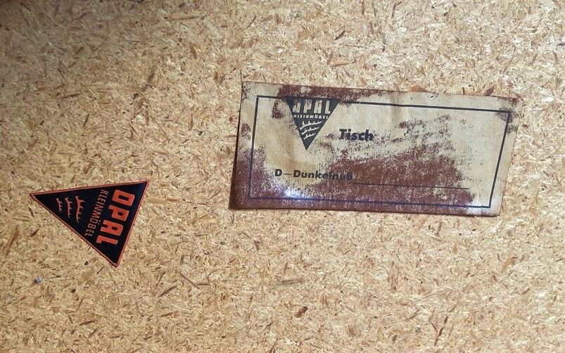 Opal tripod table in graphic glass from the 60s