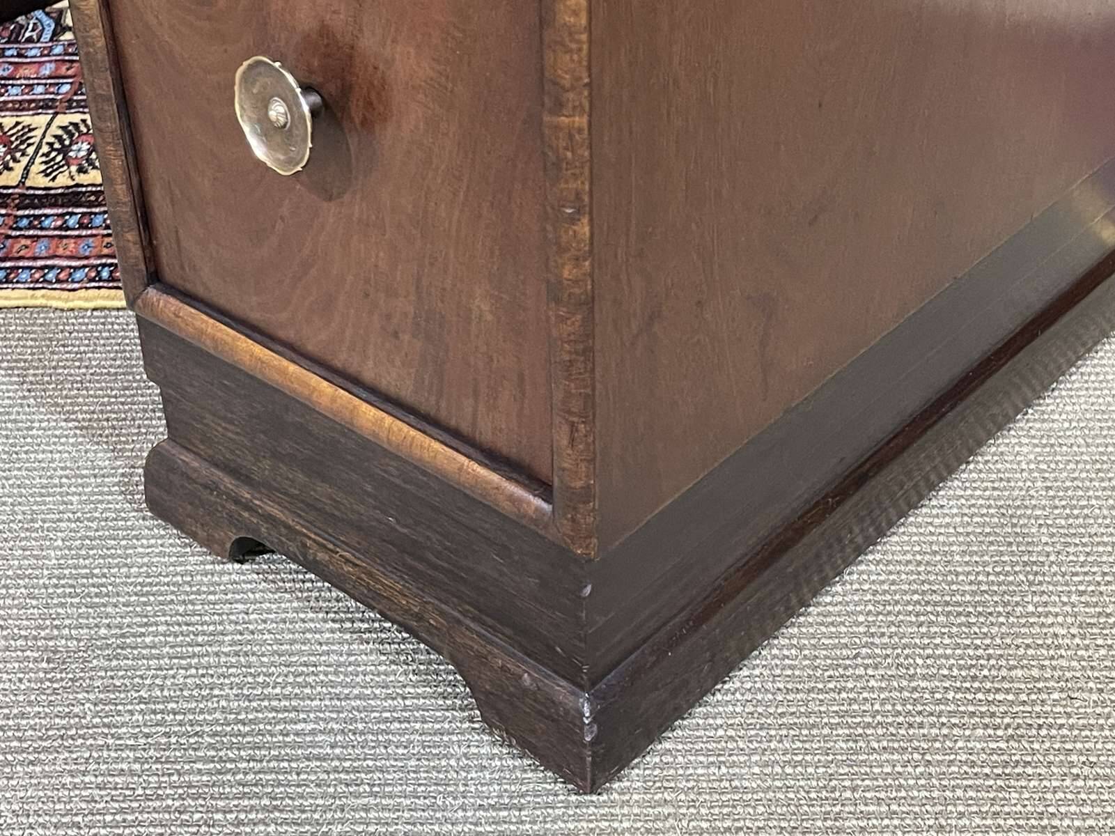 Art Deco English hairdresser in walnut from the 1930s.