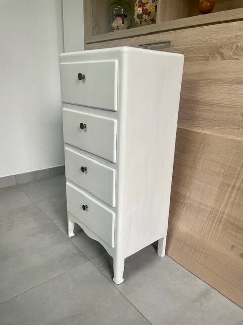 High chest of drawers with 4 original vintage drawers from the 1950s