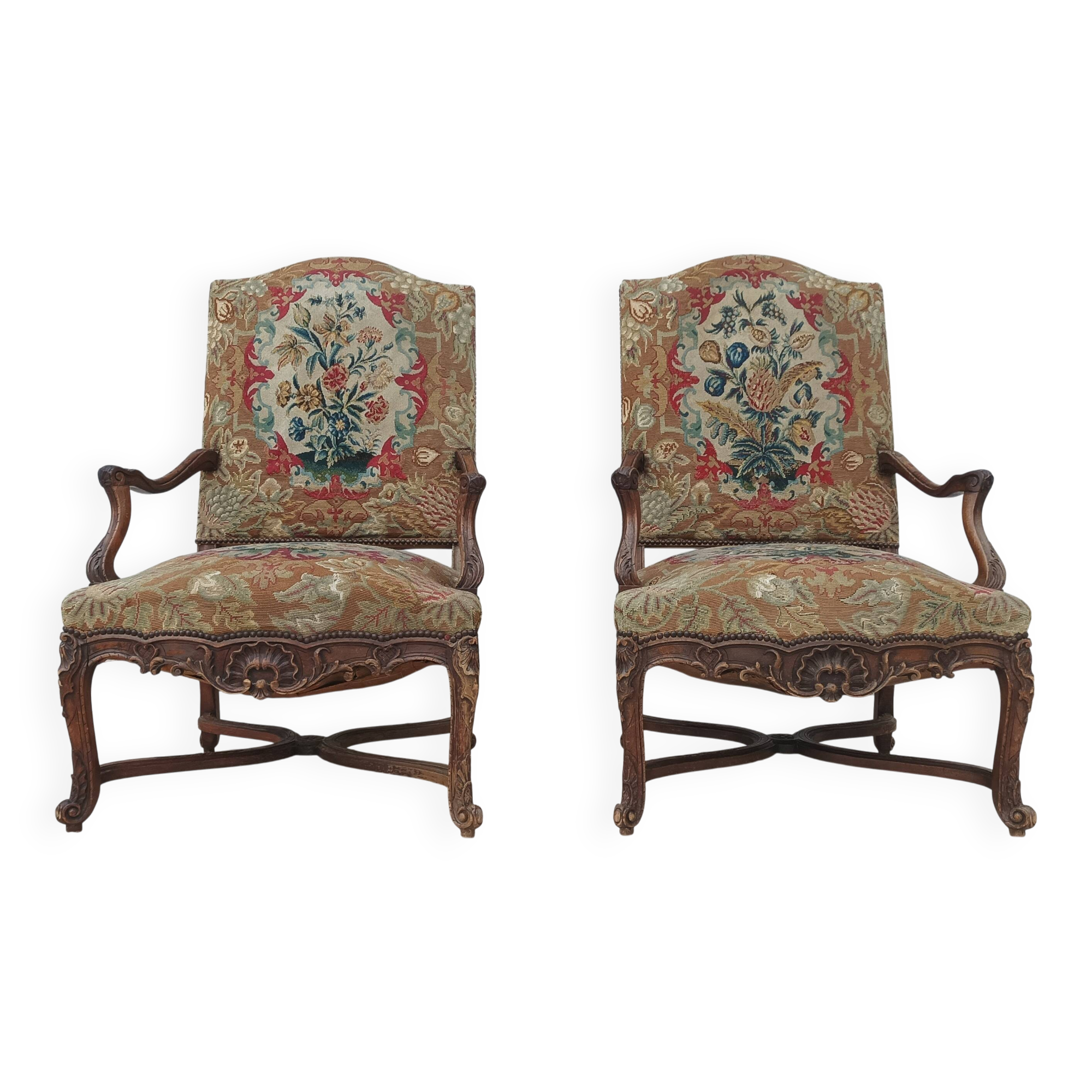 Paire de fauteuils Régence en noyer sculpté