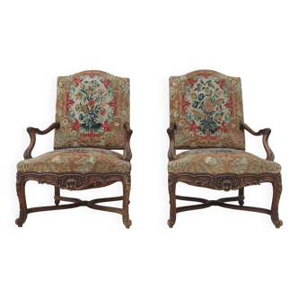 Paire de fauteuils Régence en noyer sculpté