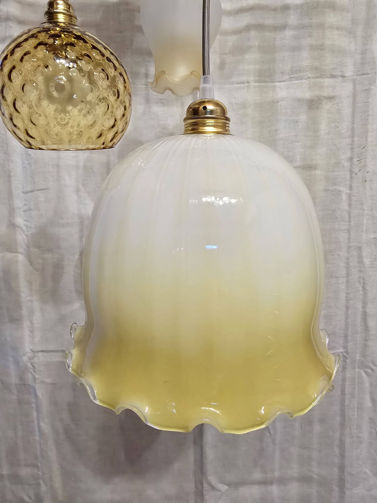 Suspension triple opaline verres ciselé et dépoli tons jaune orangé 