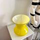 Vase en opaline jaune