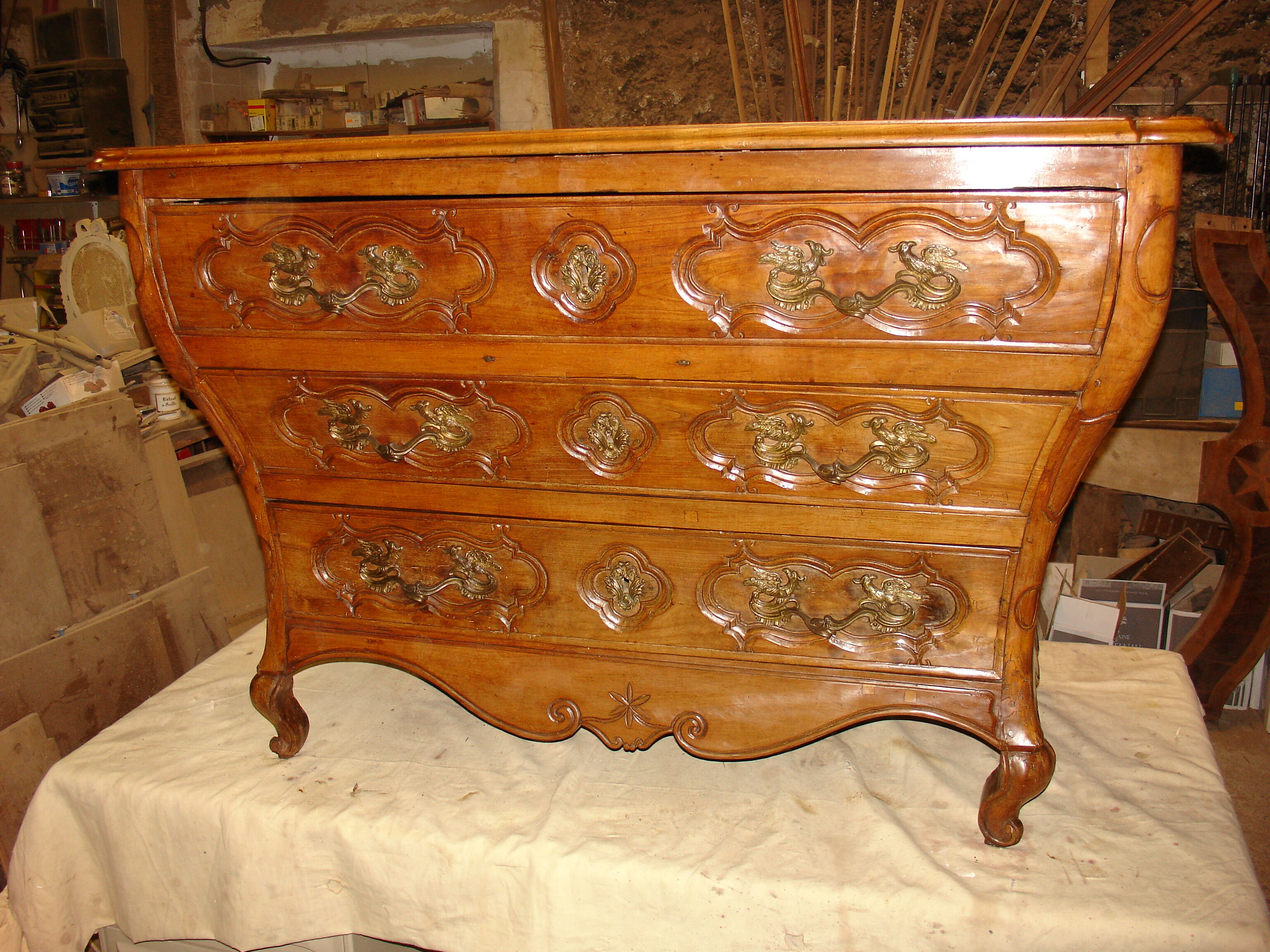 Commode dite "Tombeau" époque Régence de la fin du XVII siècle en merisier massif