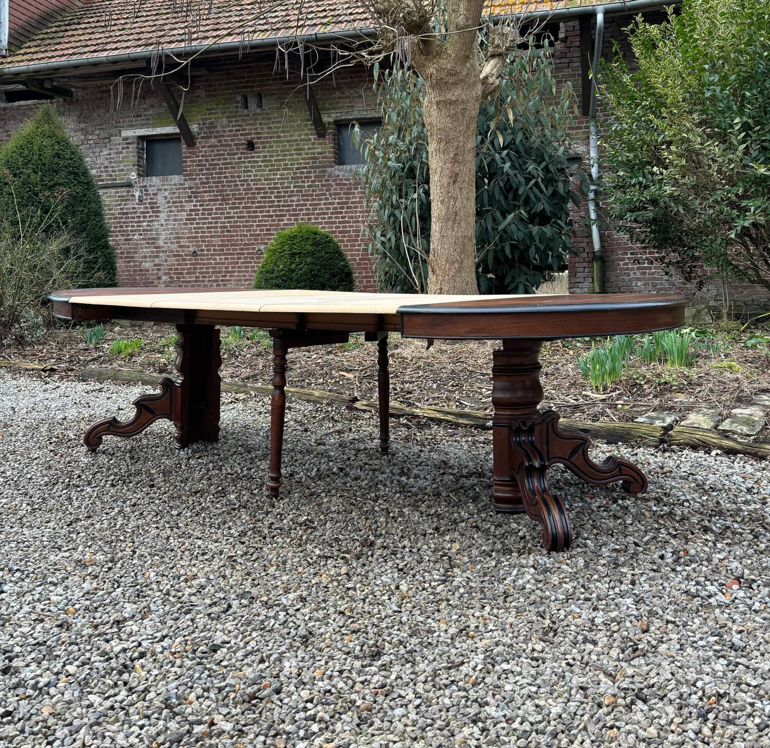 Large oval mahogany dining table from the 19th century Restoration period