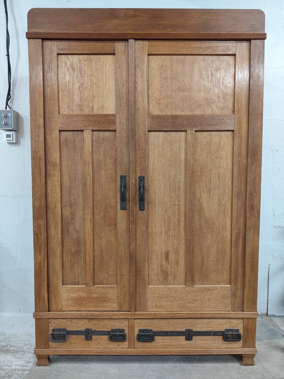 Very old oak wardrobe in very good condition
