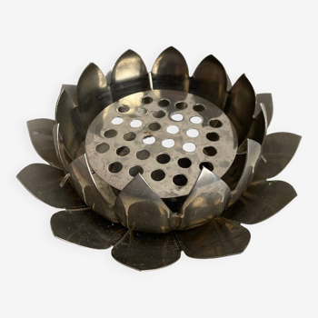 Lotus flower pick in silver metal