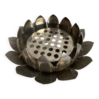 Lotus flower pick in silver metal