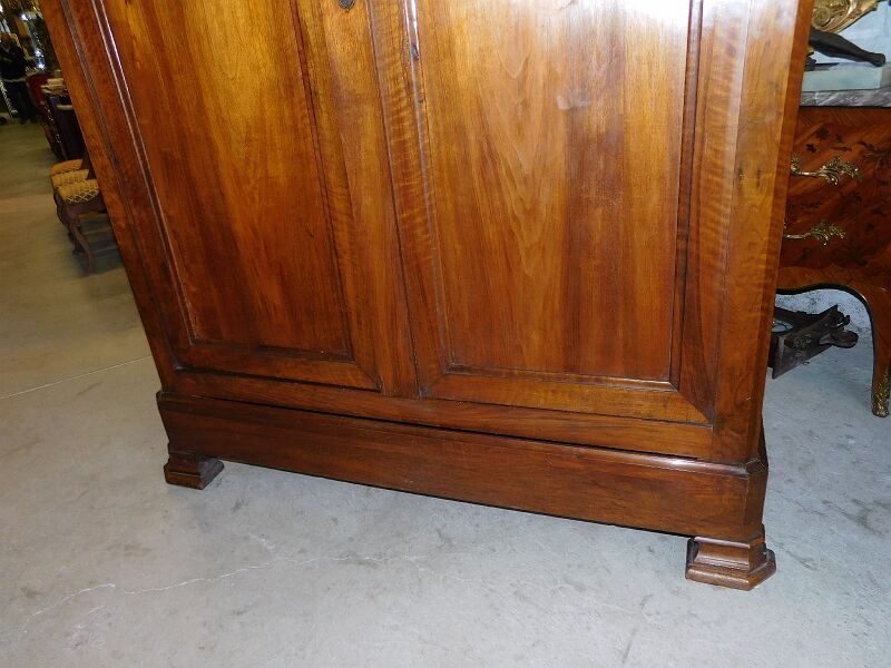Large wardrobe Louis Philippe en noyer of the 19th siecle