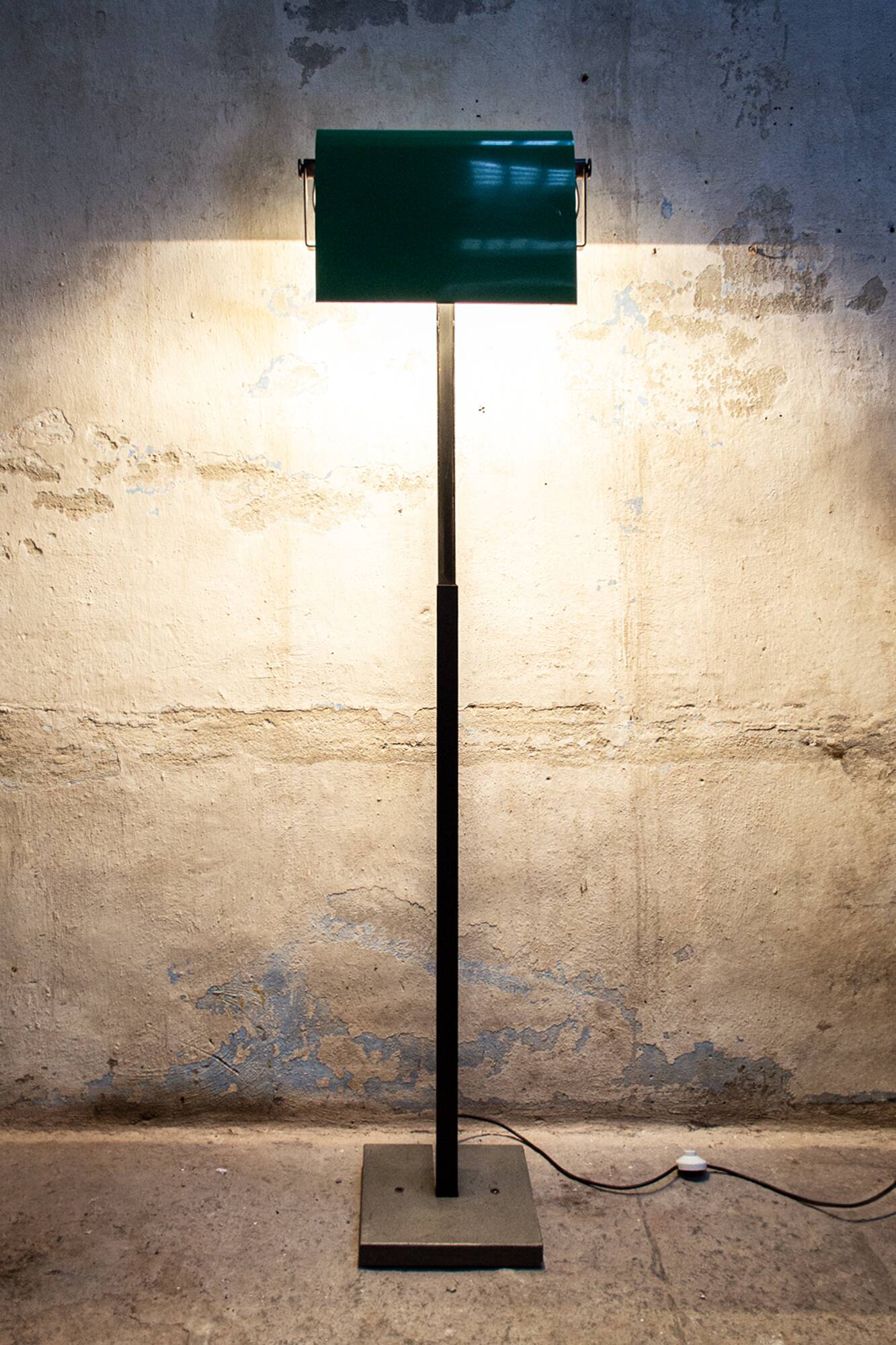 Lampada postmoderna alogena in ferro e pietra serena Italia anni '80