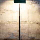 Lampada postmoderna alogena in ferro e pietra serena Italia anni '80