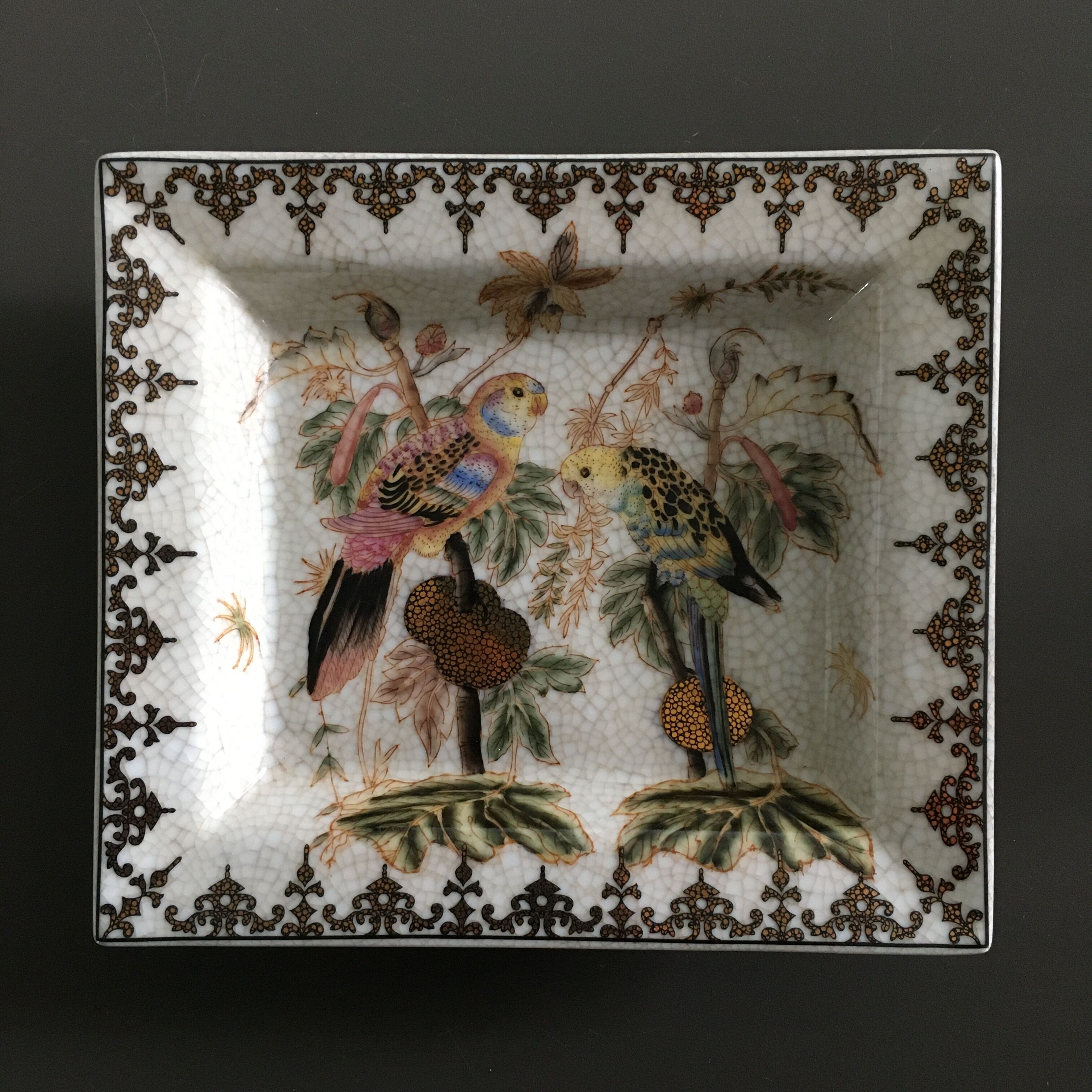 Empty pocket décor parrots