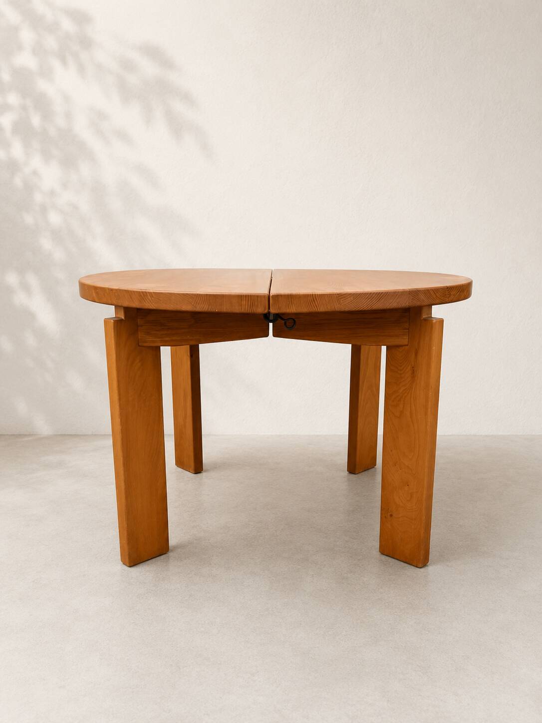 Large extendable table from Maison Regain in solid elm.