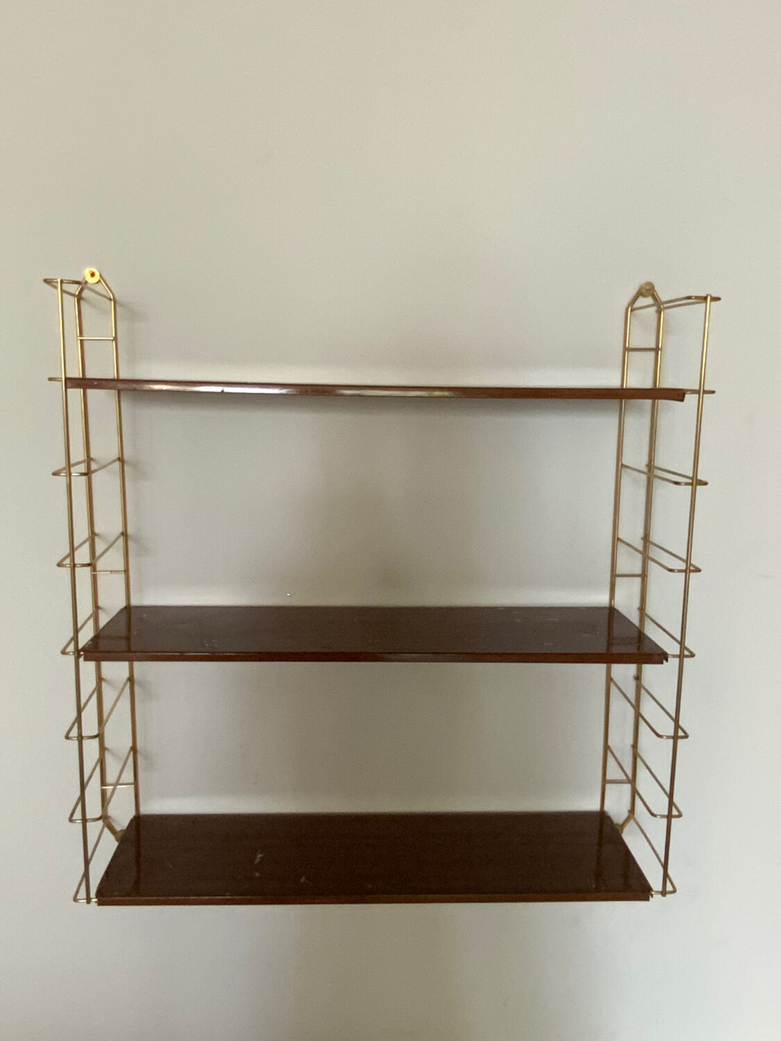 Tomado shelf