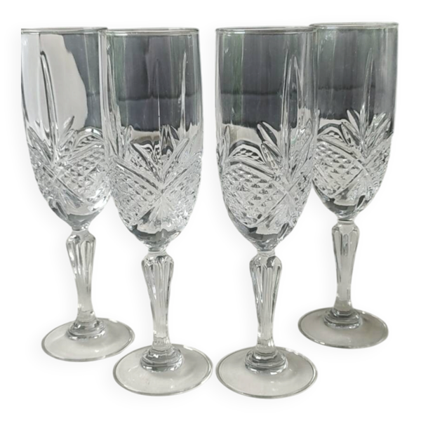 Lot 4 grandes flûtes en cristal. signées arc. haut 20 cm