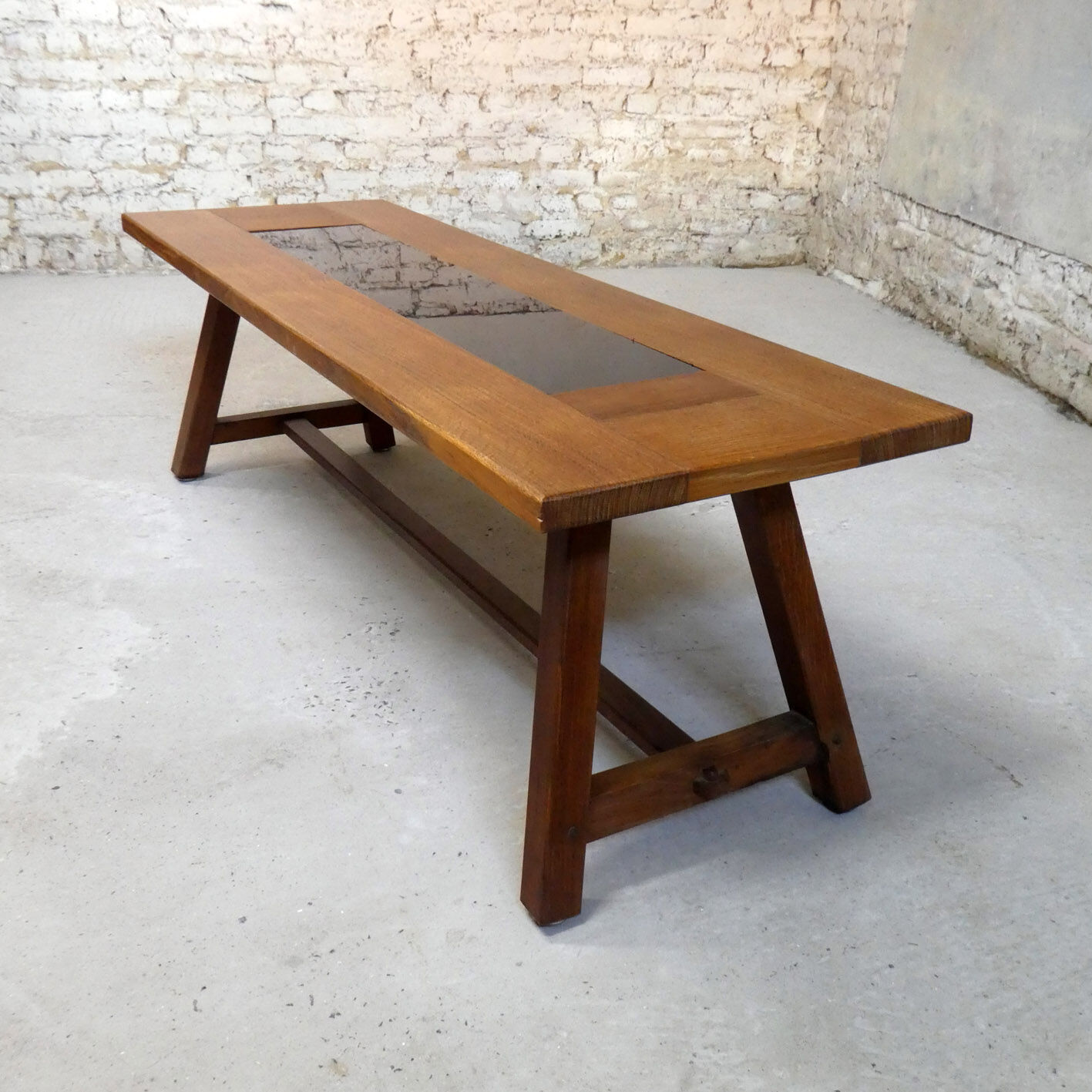 Table basse brutaliste en chêne et verre noir, 1960