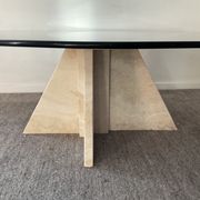 Table basse vintage en travertin et verre fumé années 70