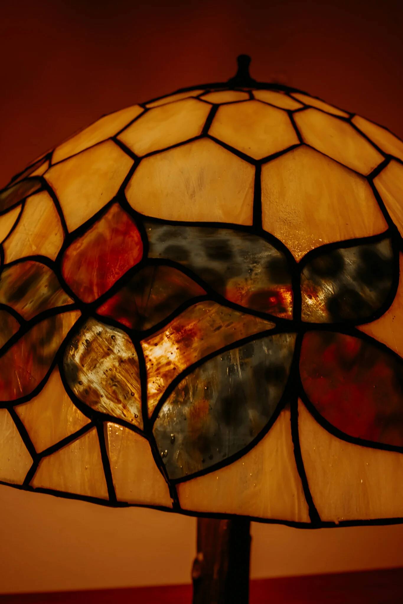 Tiffany-style table lamp with stained glass shade