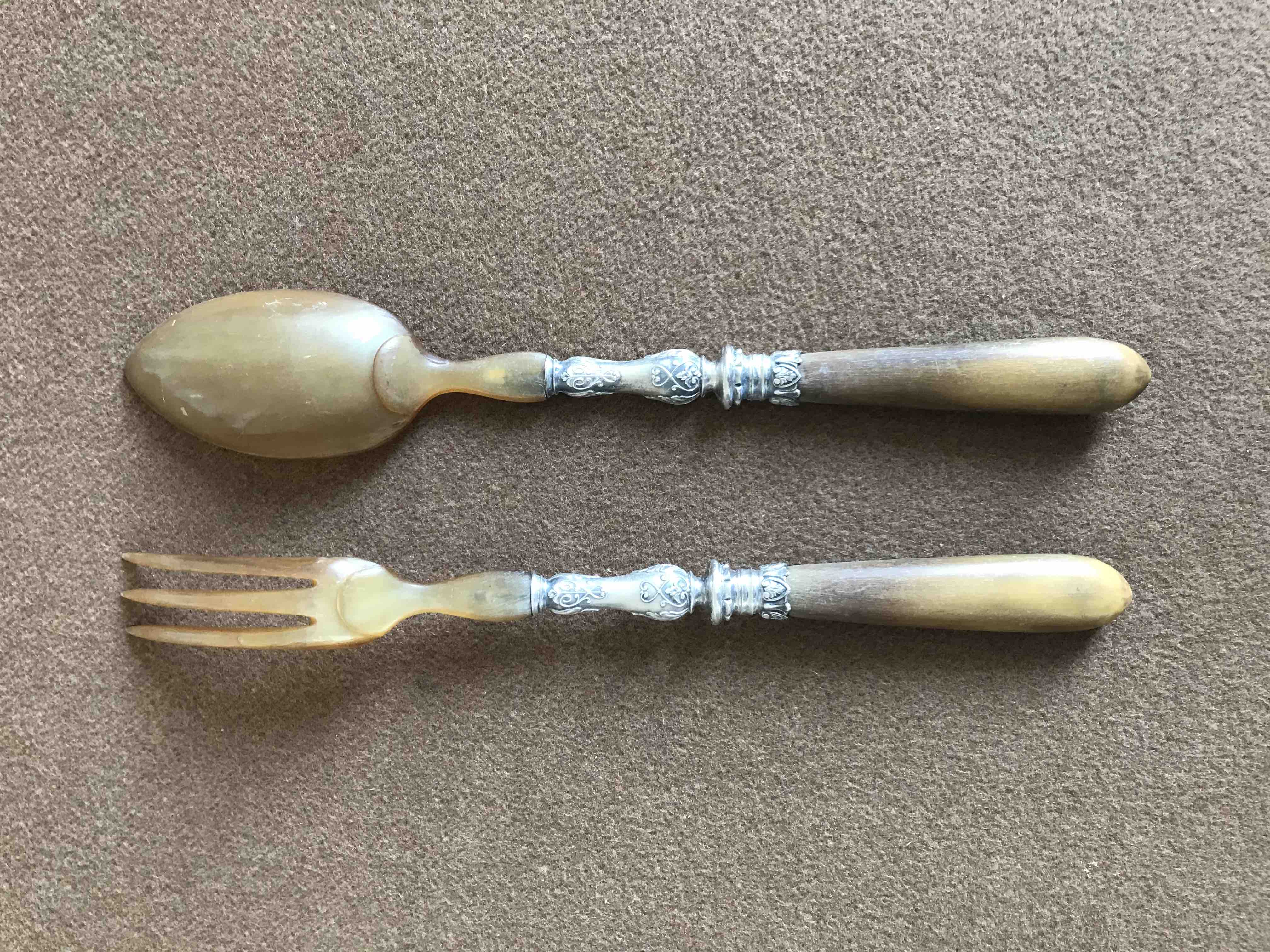 Service cutlery in horn, silver metal and wood in their box