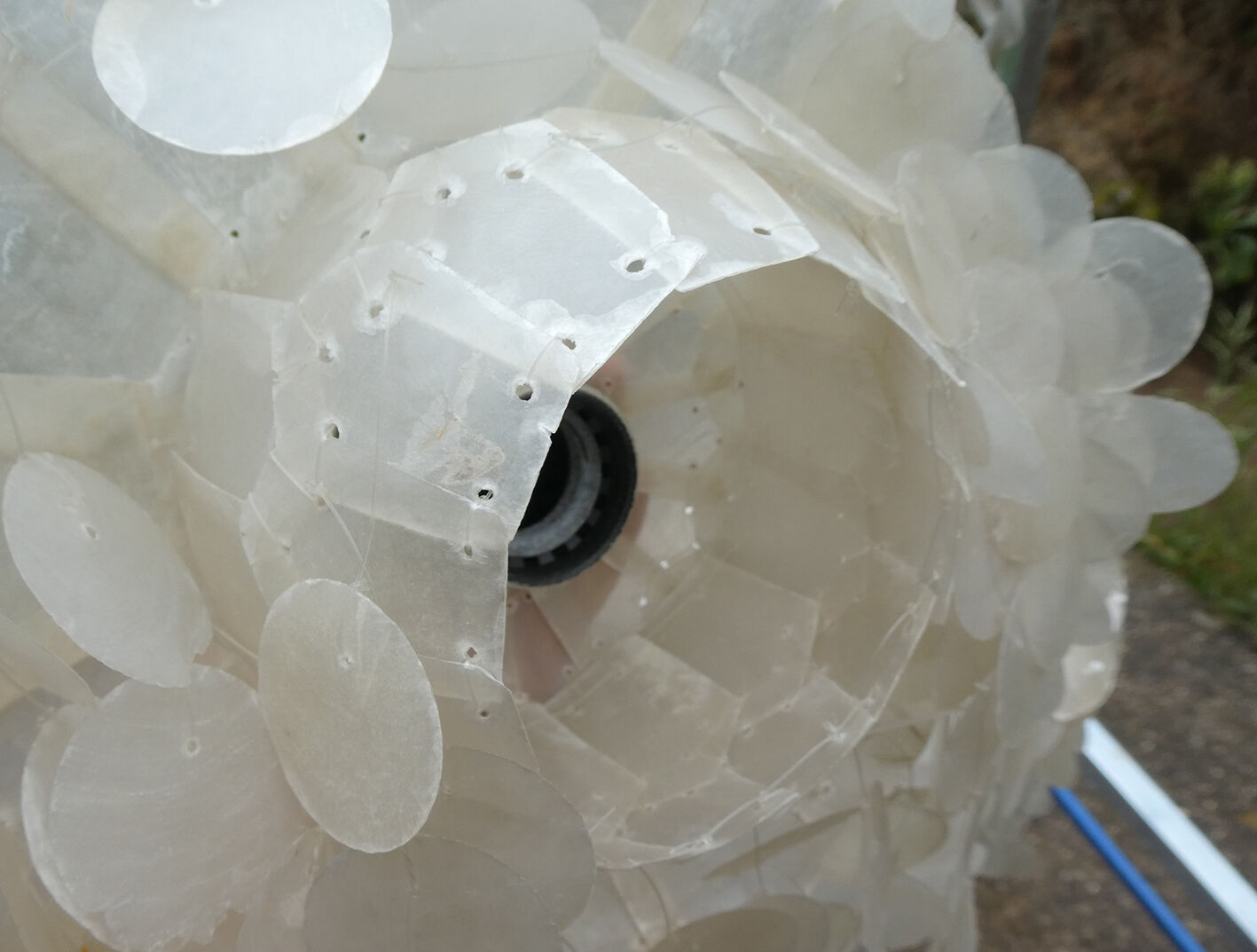 Duo of hanging lamps in mother-of-pearl tassels