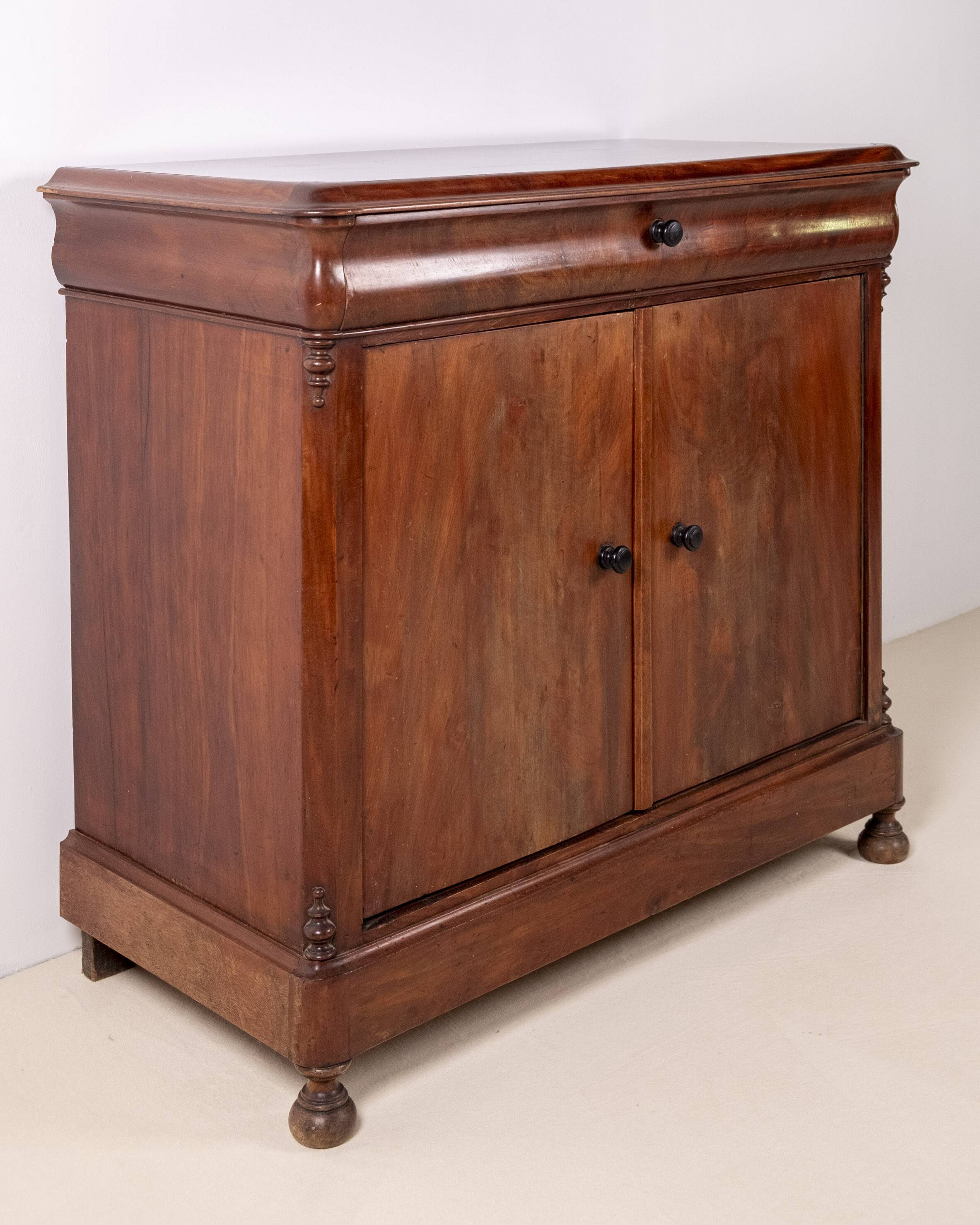 Cabinet Louis Philippe en acajou fabriqué en Belgique