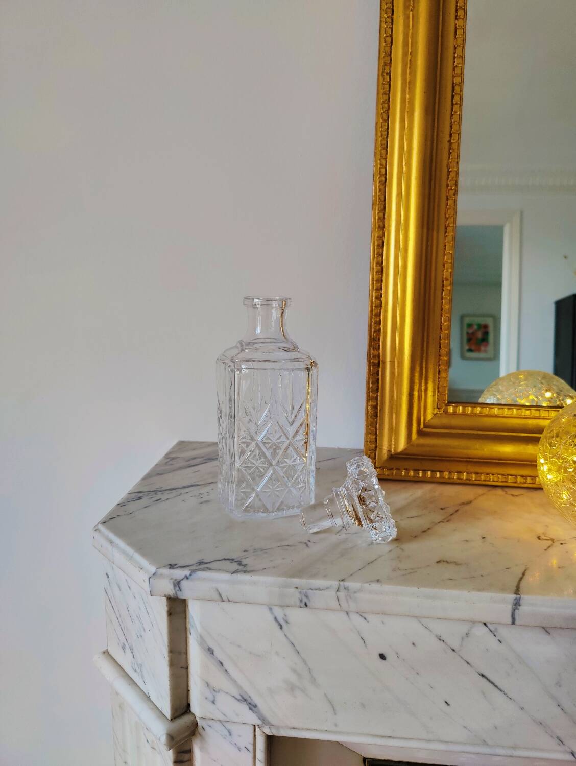 Carafe in chiseled glass