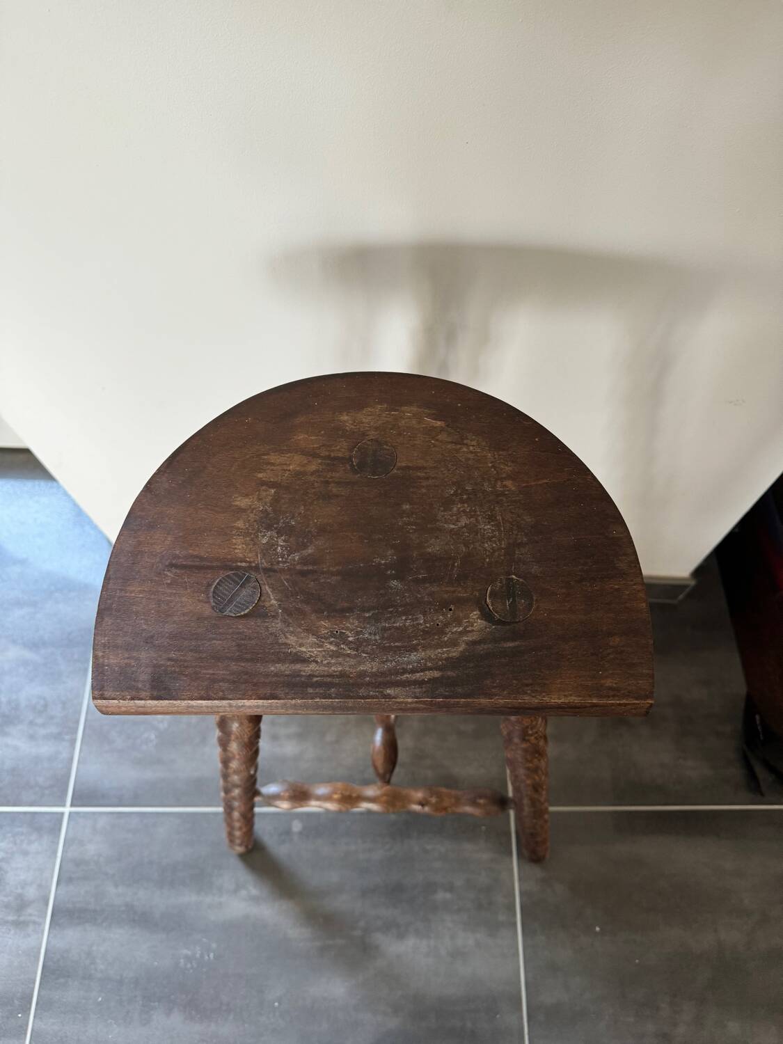 High tripod saddle stool