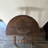 High tripod saddle stool