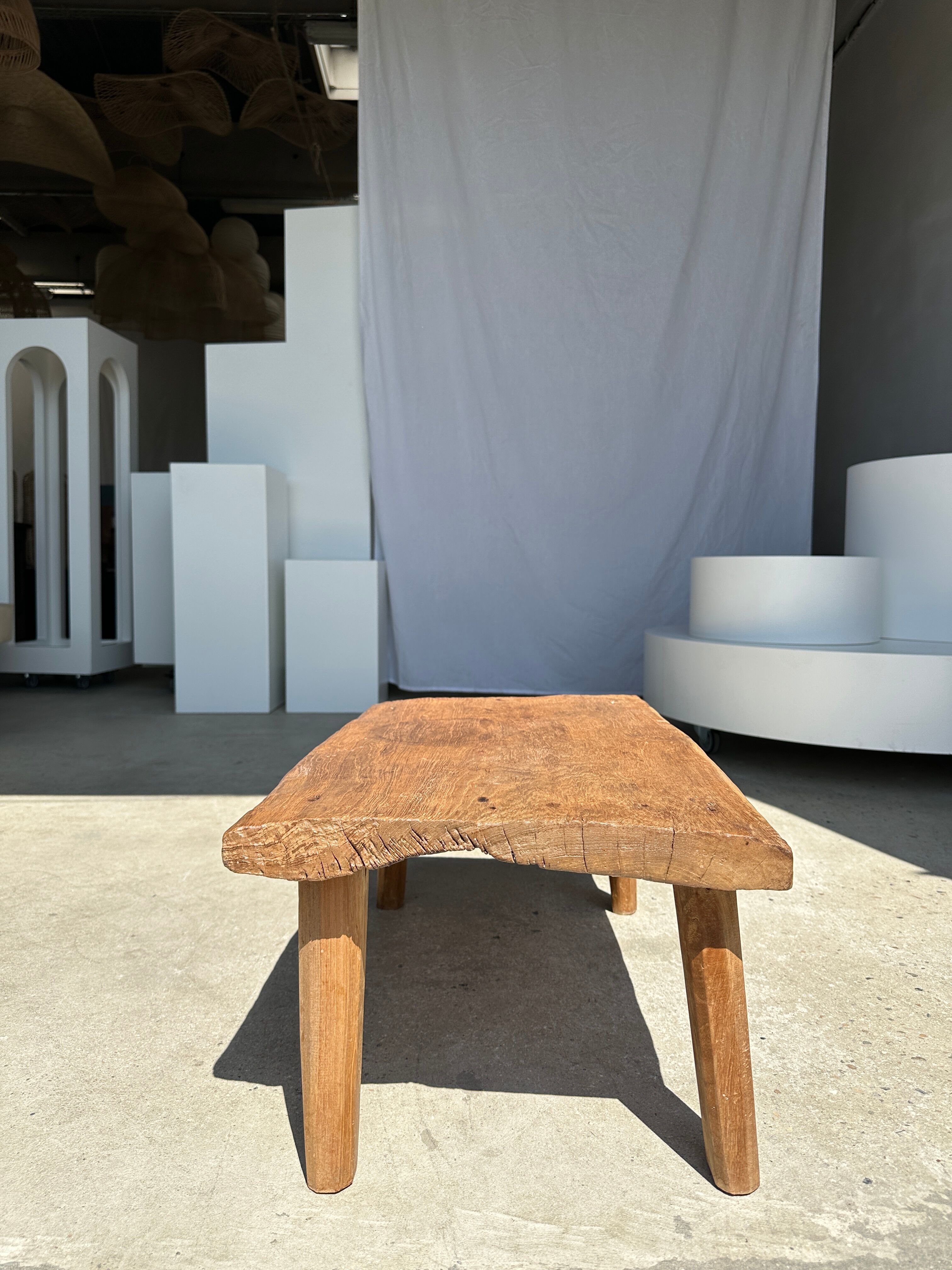 Coffee table in blond teak quadripod