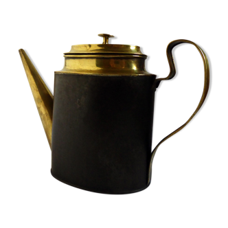Arrosoir en cuivre jaune et fer