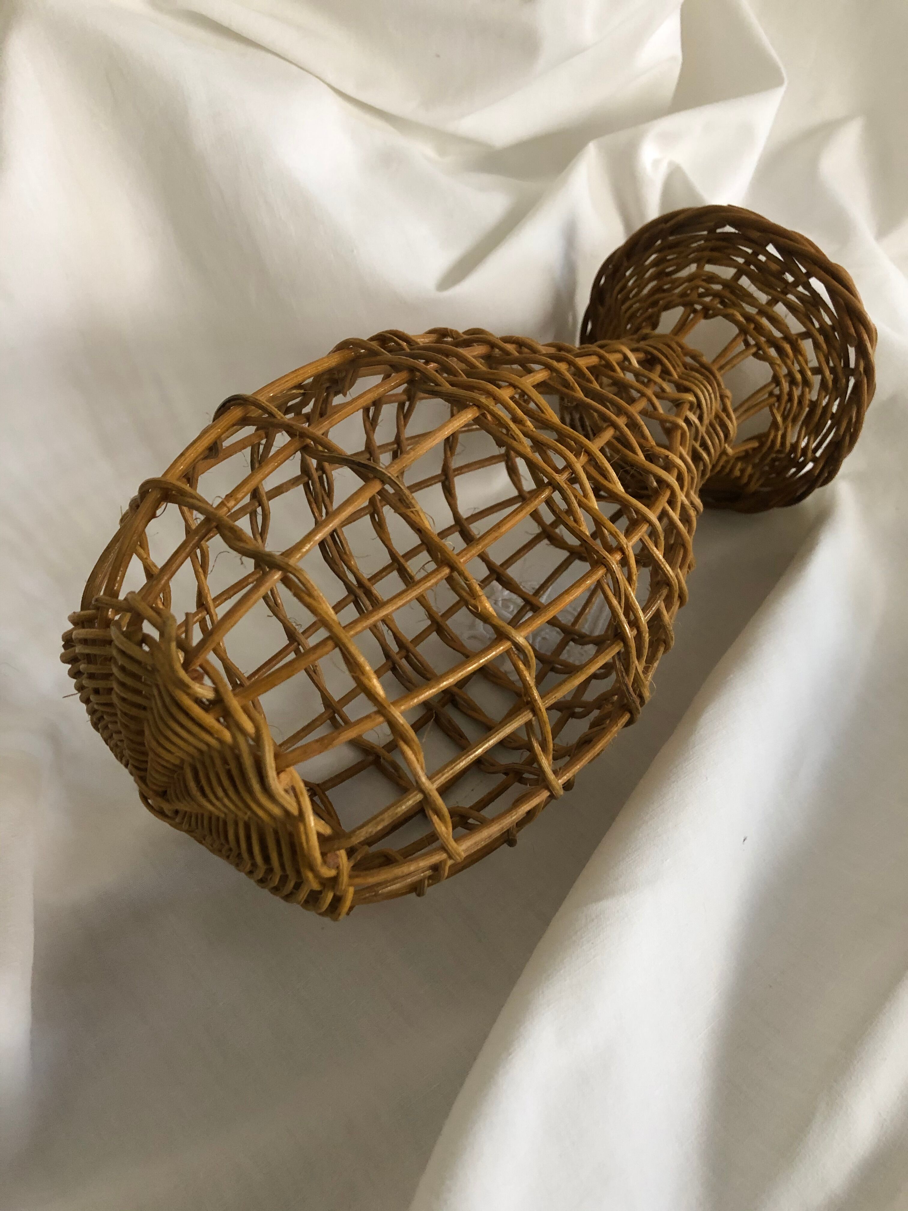 Head to rattan hat, milliner's marotte