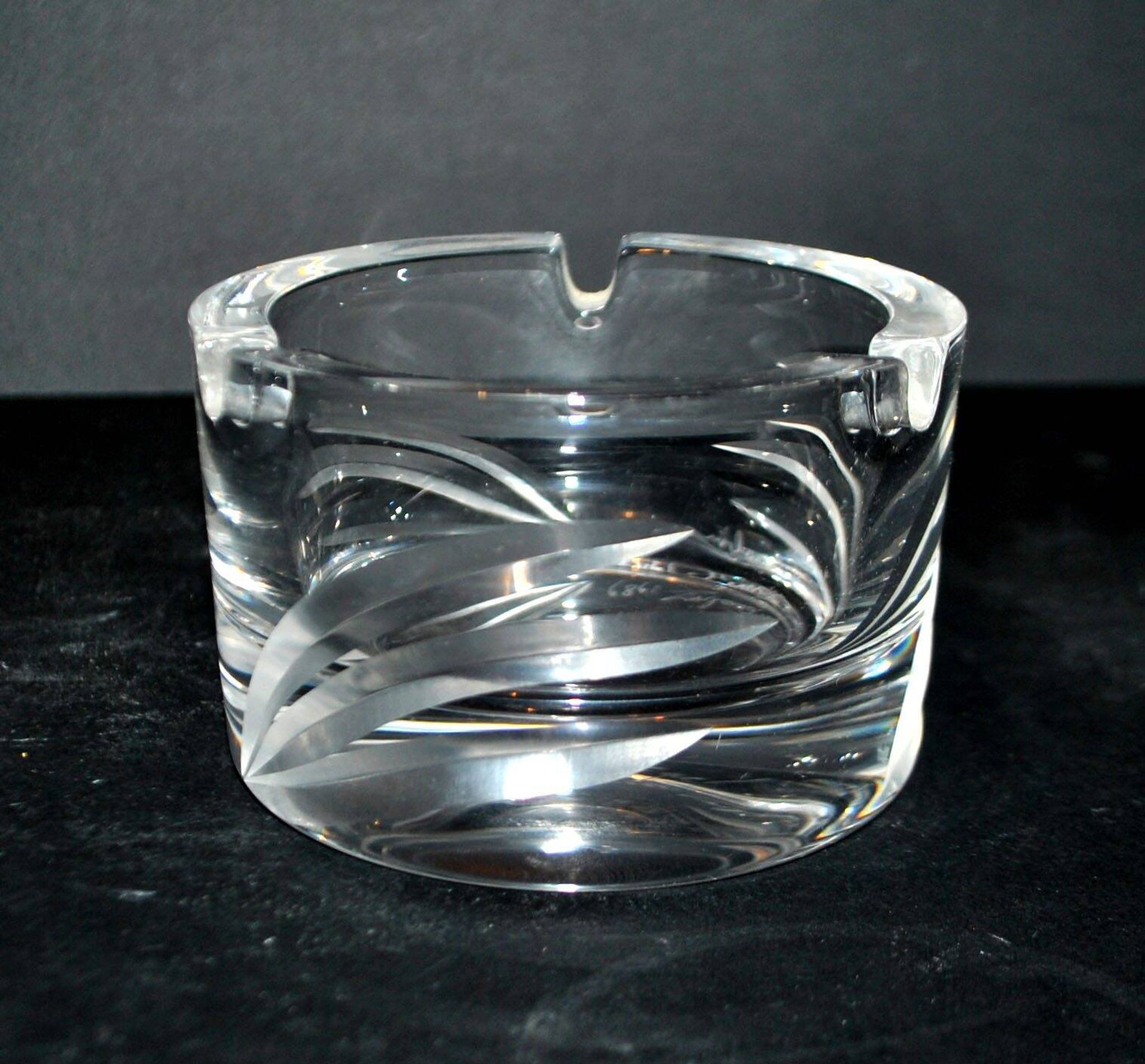 Cendrier vintage en cristal taillé signé Carabin 1989