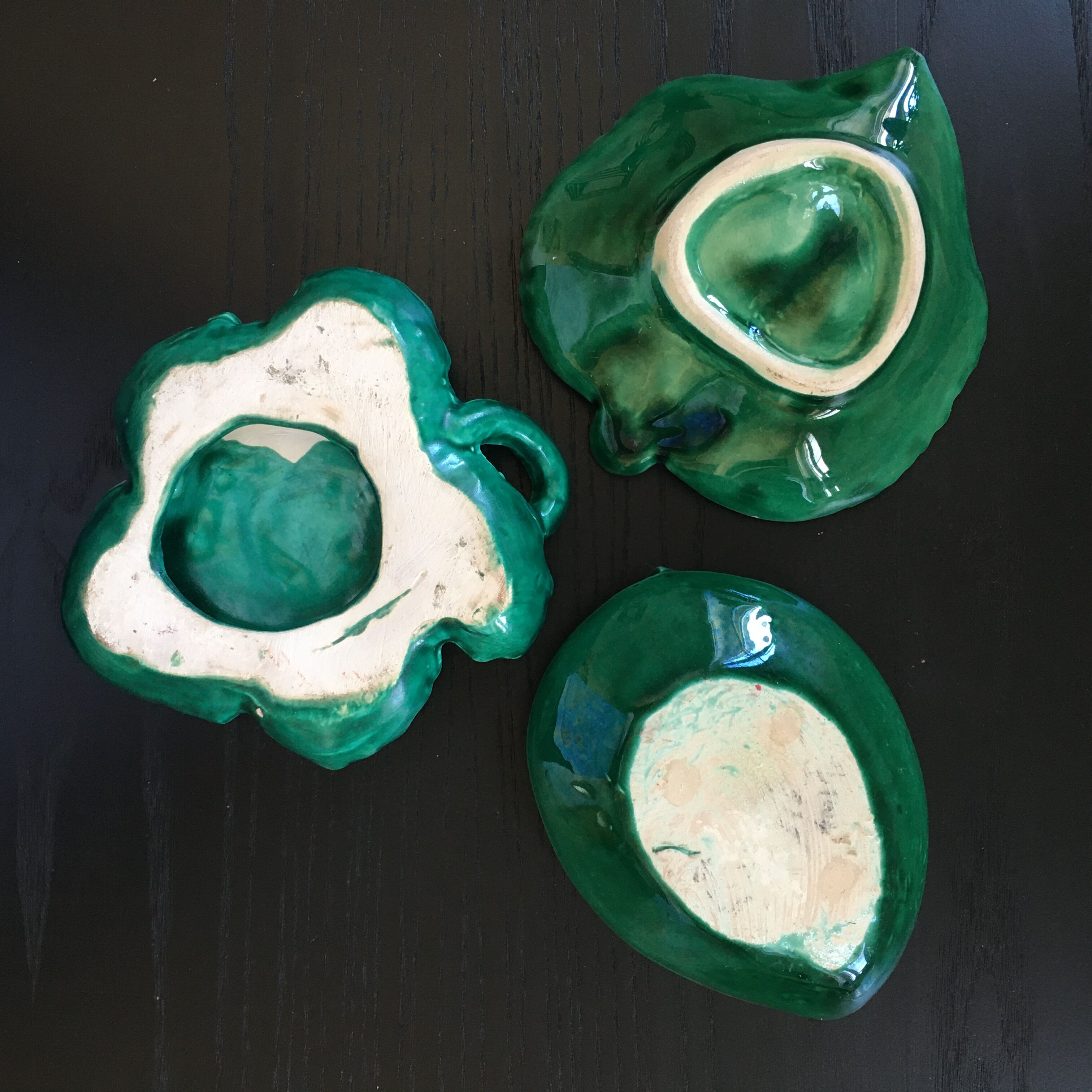 Collection of 3 leaf-shaped trays.