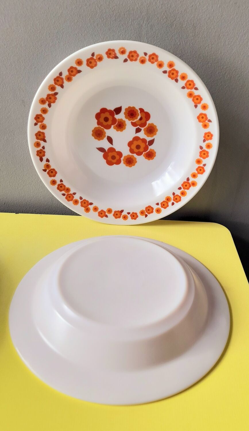Arcopal Lotus 70s plates