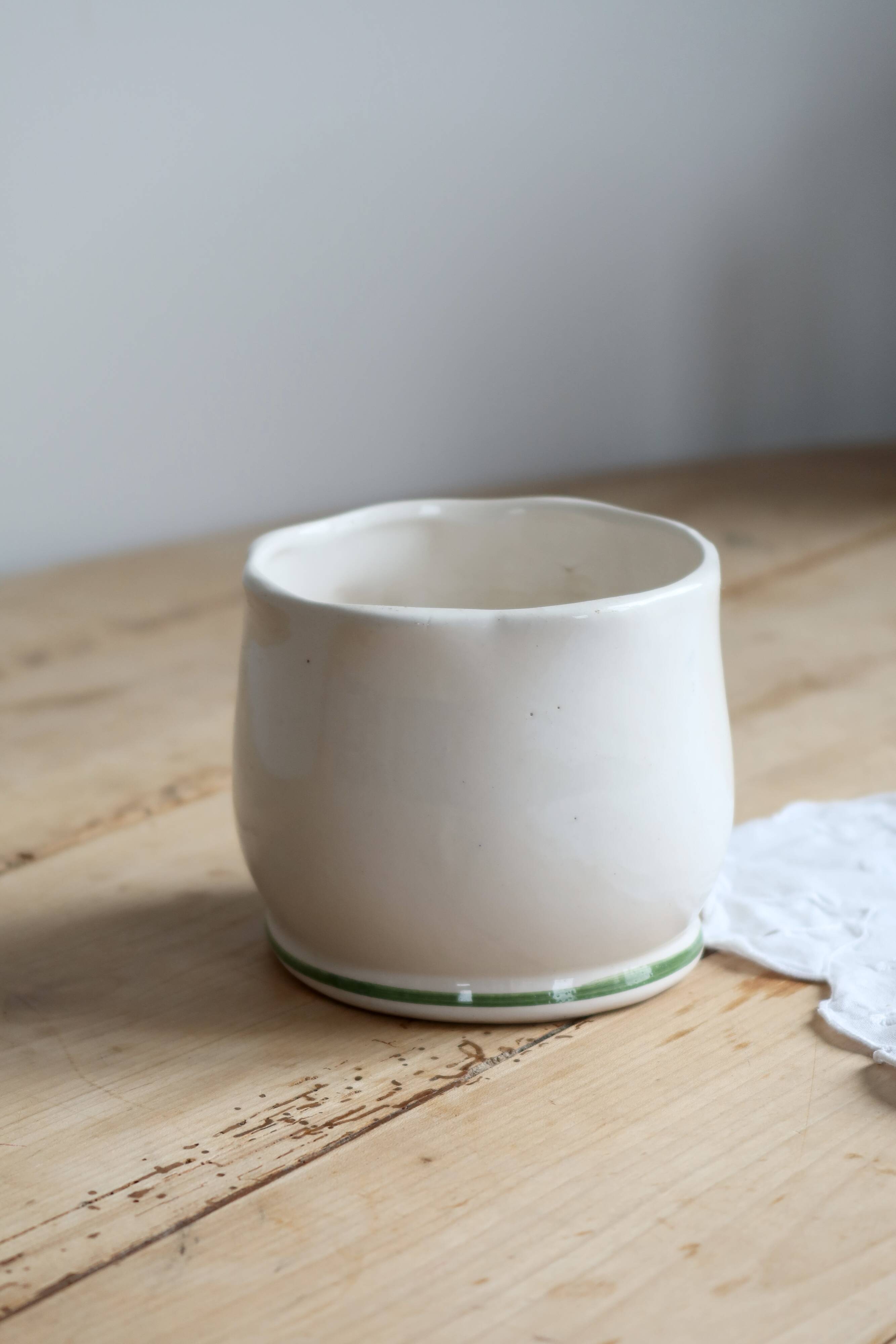 Petit cache-pot vintage en barbotine à décor de fleur rose