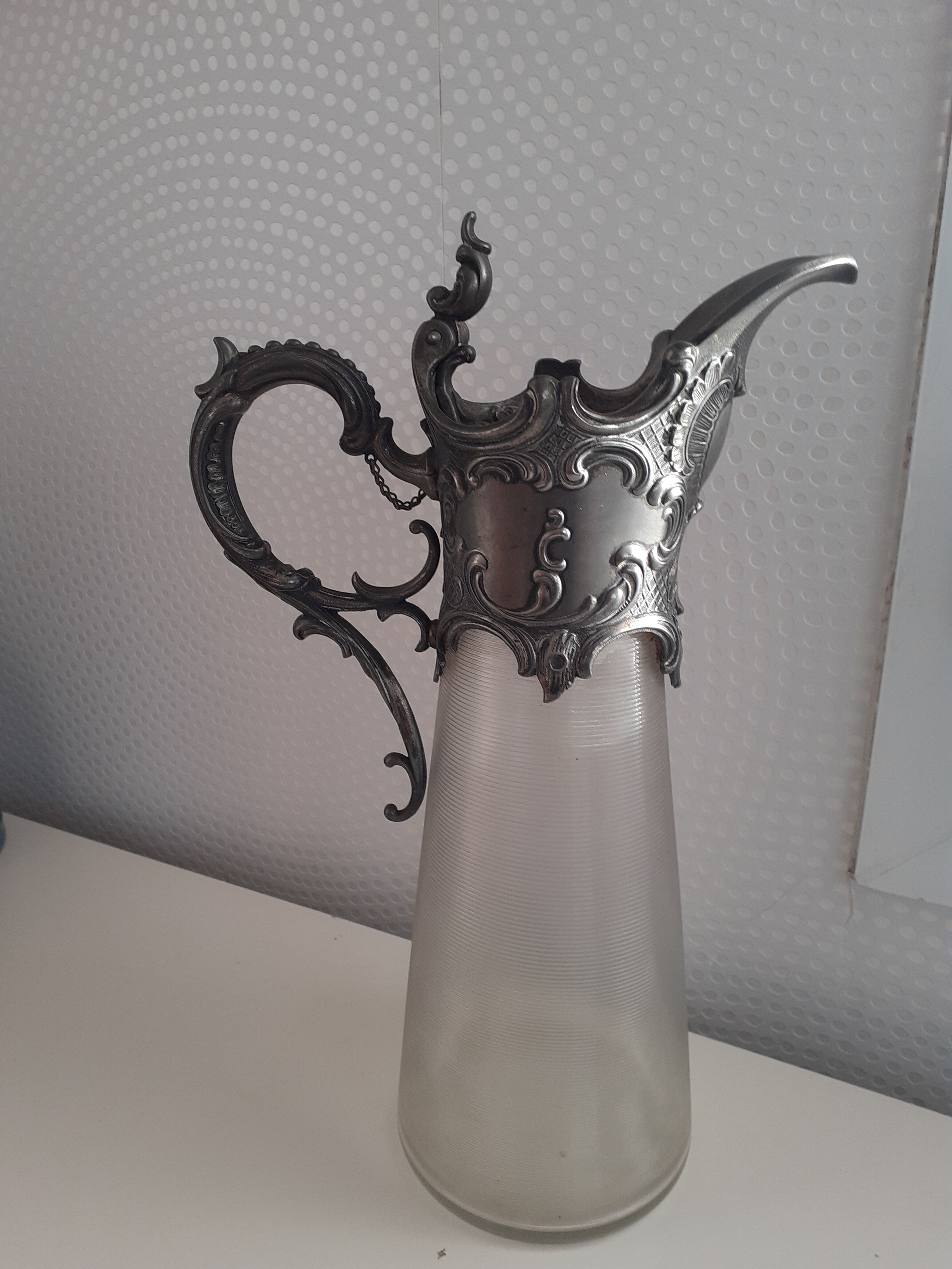 Aiguière ancienne en verre et étain