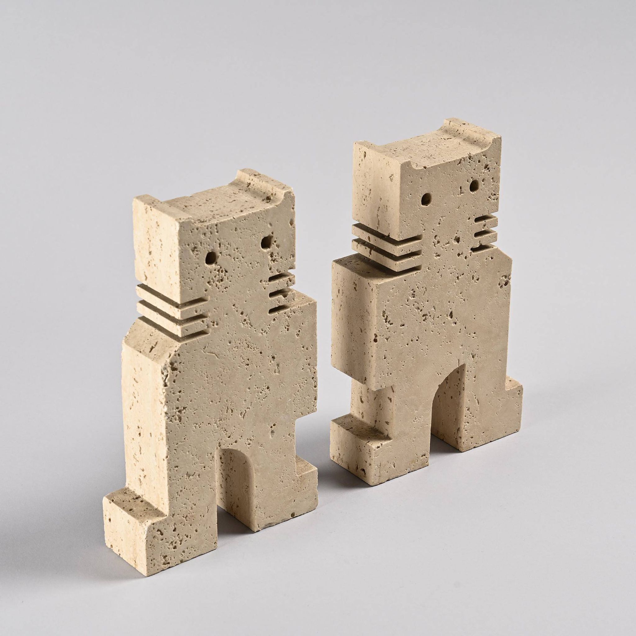 Pair of stylised cats in travertine, Fratelli Manelli, Italy, circa 1970.
