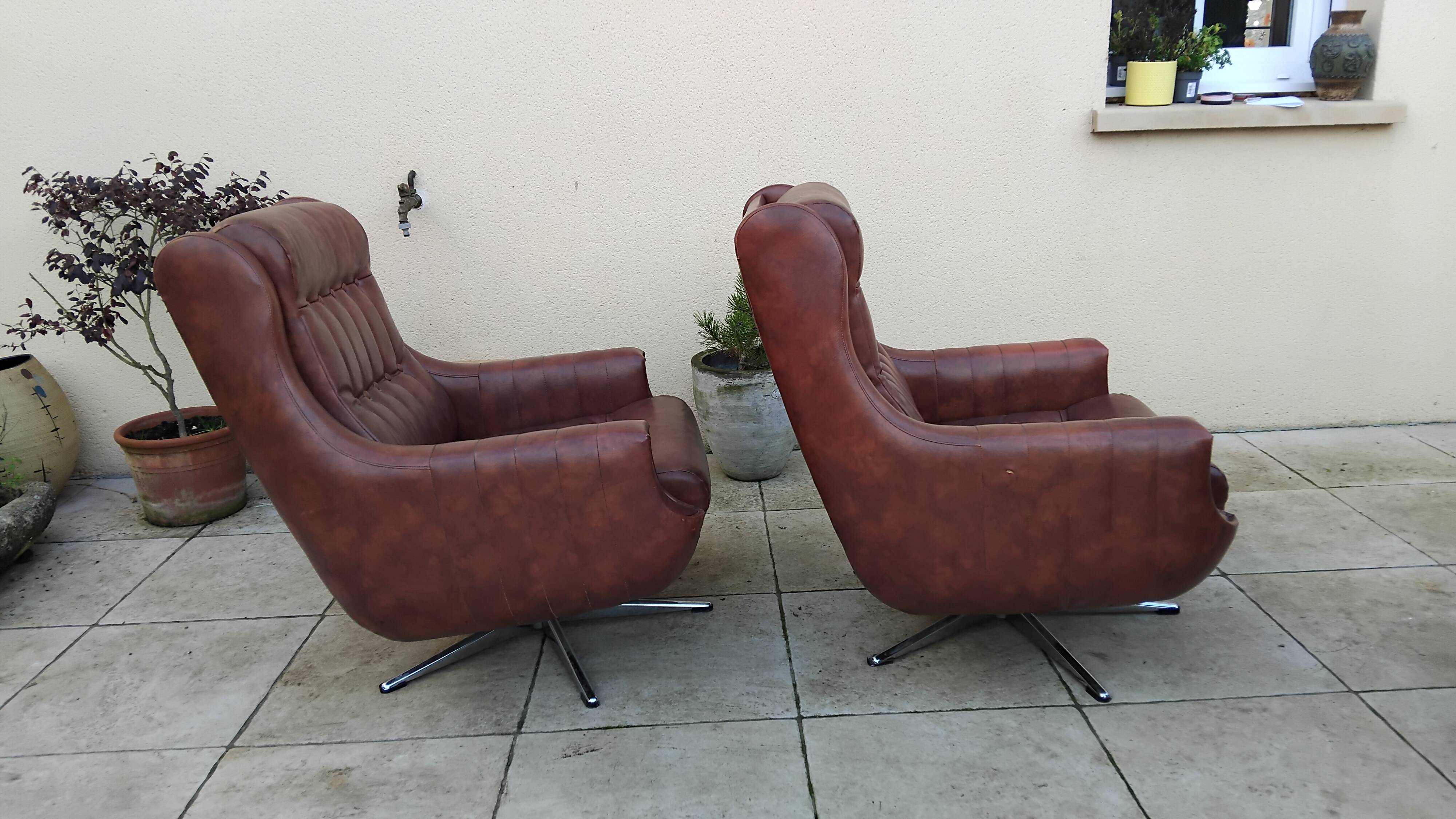 Paire de fauteuils pivotants en simili cuir, années 70