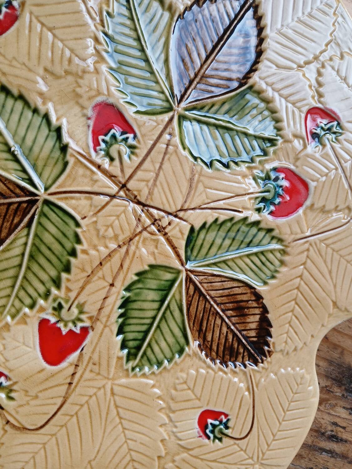 Strawberry pattern slip dish