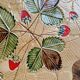 Plat en barbotine motif fraisiers