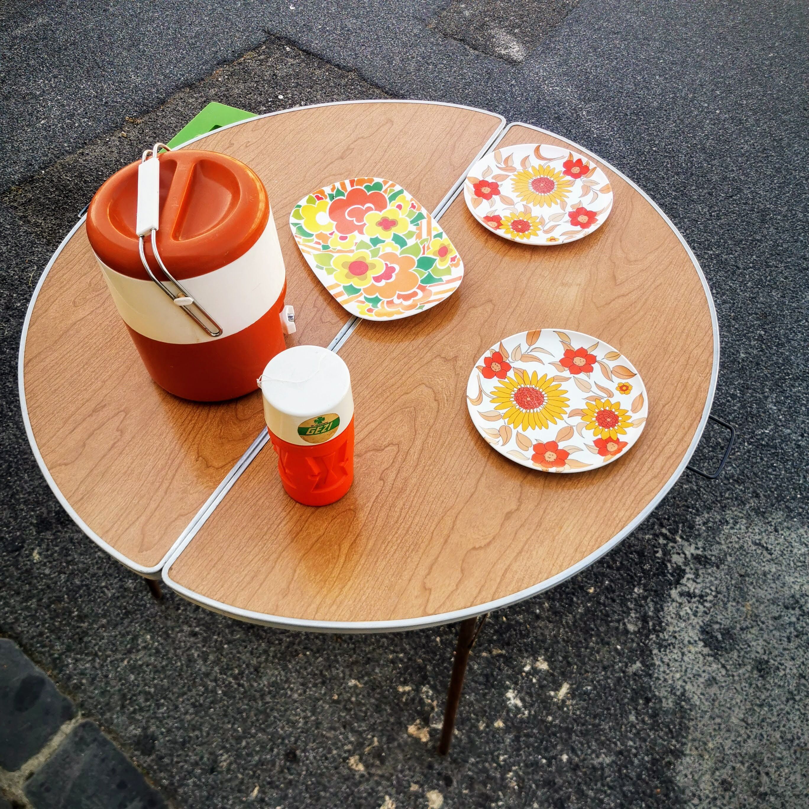 Round camping table