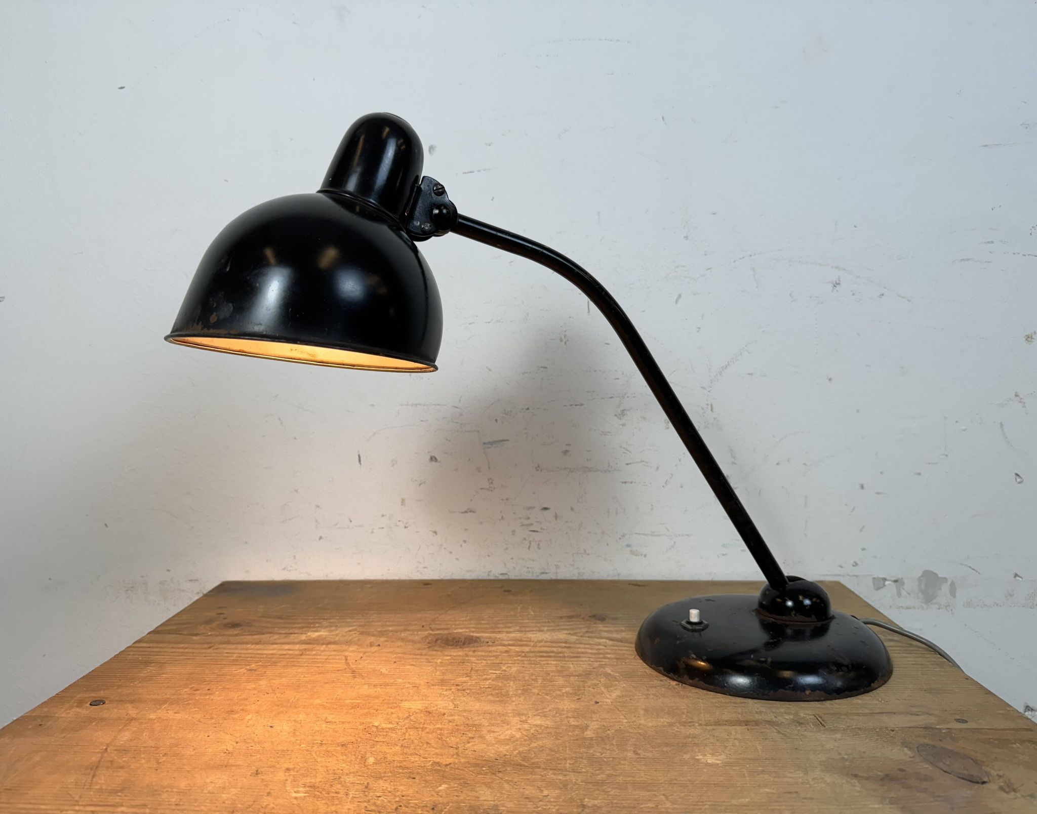 Lampe de table industrielle Bauhaus noire, années 1930