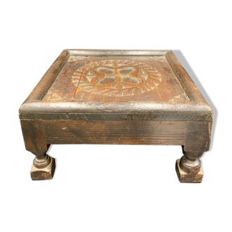Table basse sculptée d'une rosace, Pakistan, Vallée de