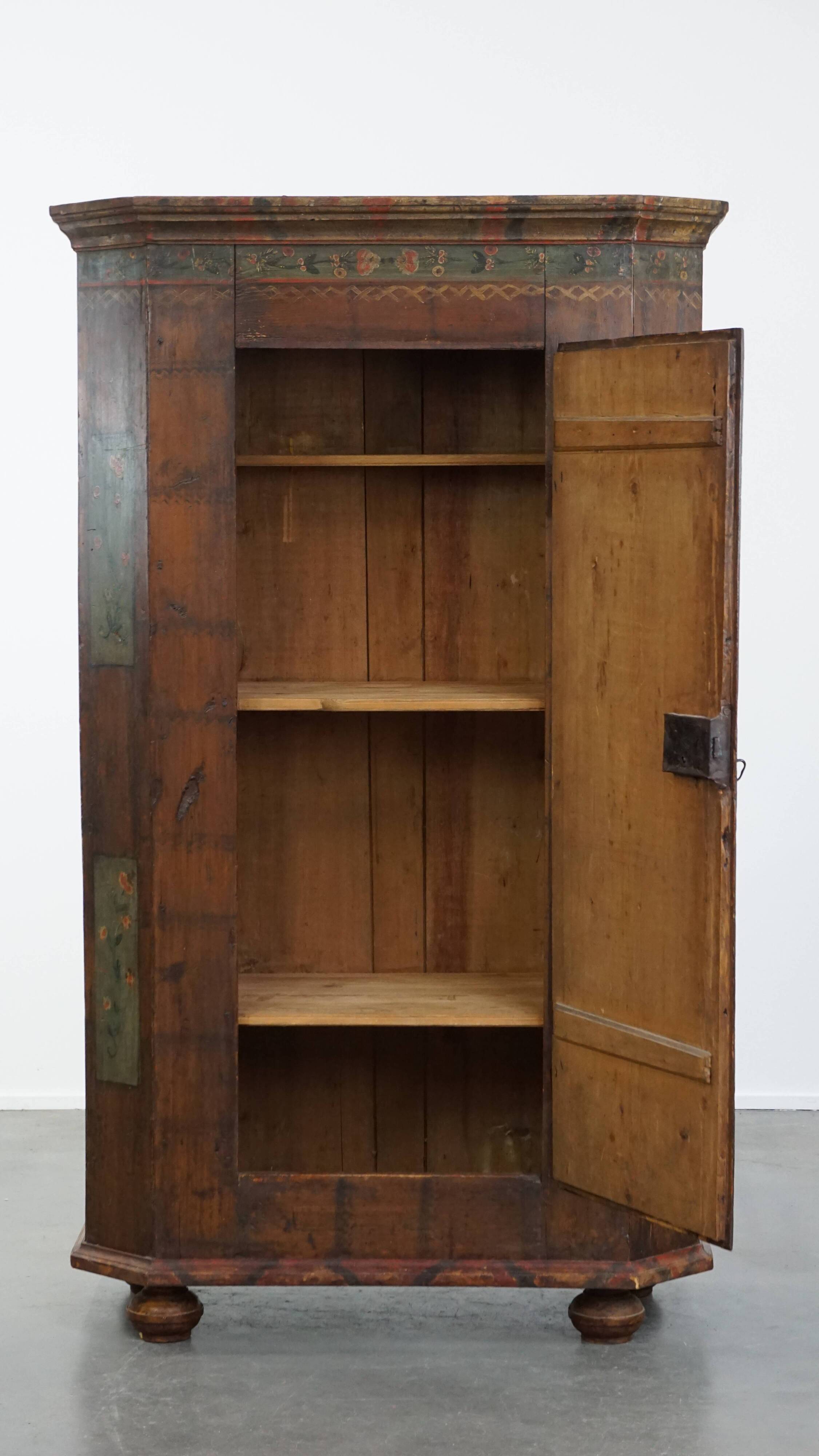 Buffet/armoire de mariée antique du XIXe siècle avec une porte