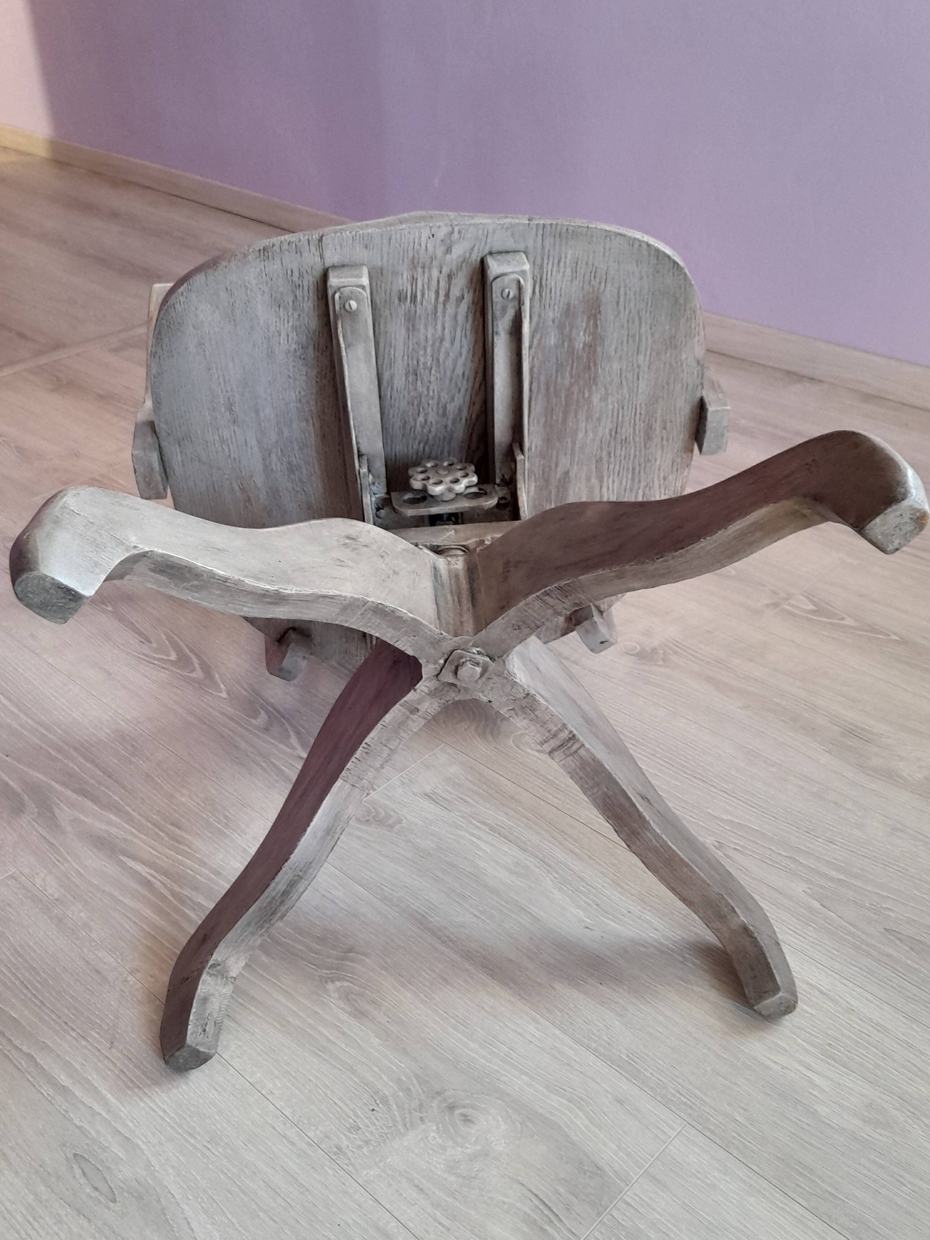 Swivel office chair in gray lacquered wood